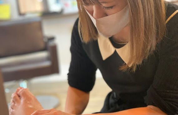 Etoileのリフレクソロジーは痛くないようにオールハンドで足つぼを刺激します。